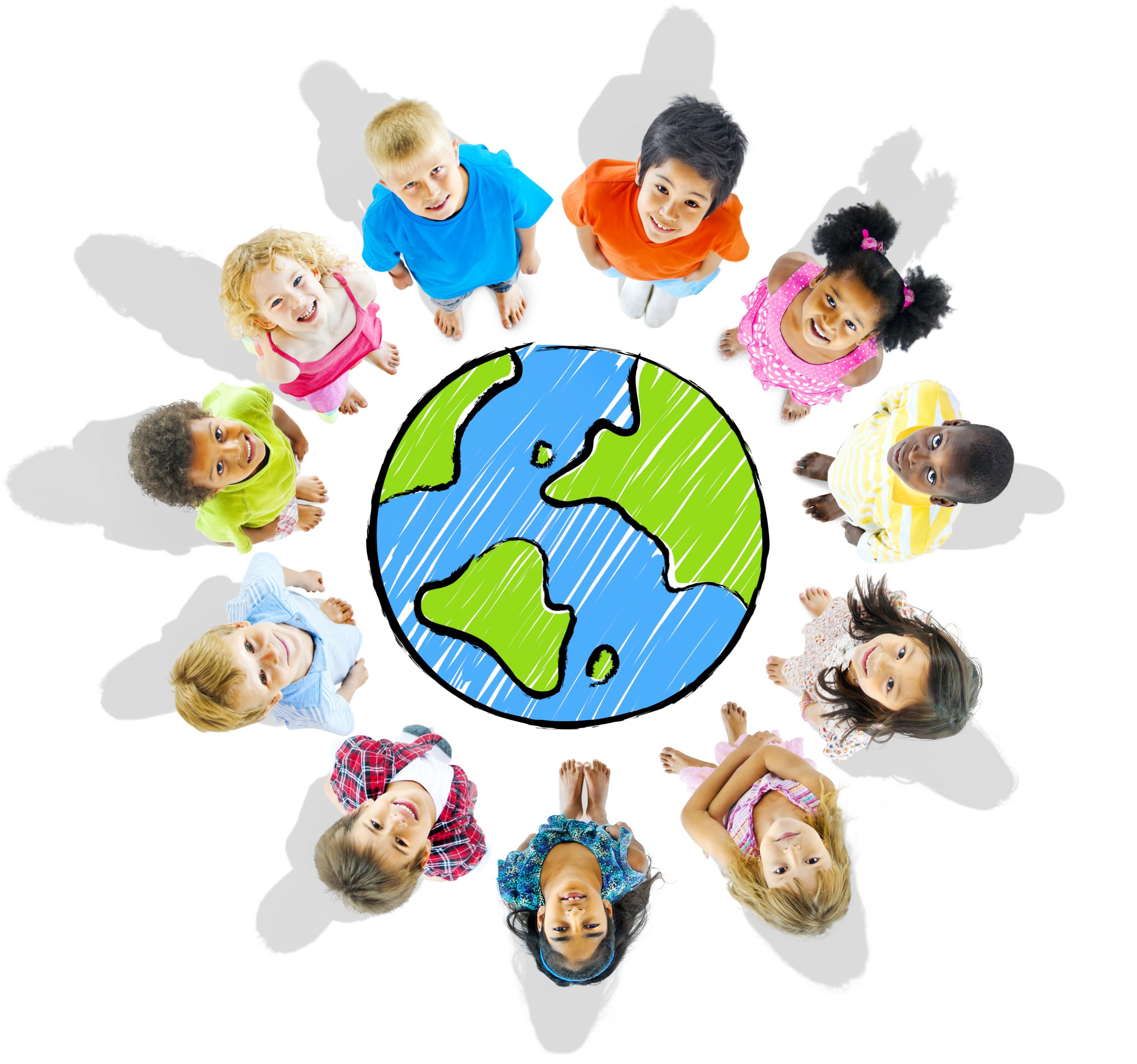 niños en circulo mirando arriba con el diseño del mundo en el centro