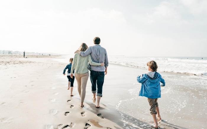 una familia en la playa representan las constelaciones familiares