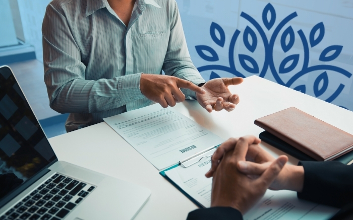 dos personas en consultoría de recursos humanos