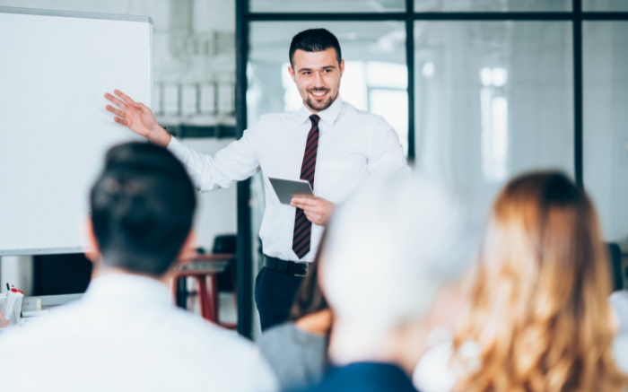 coach formando a trabajadores en una empresa
